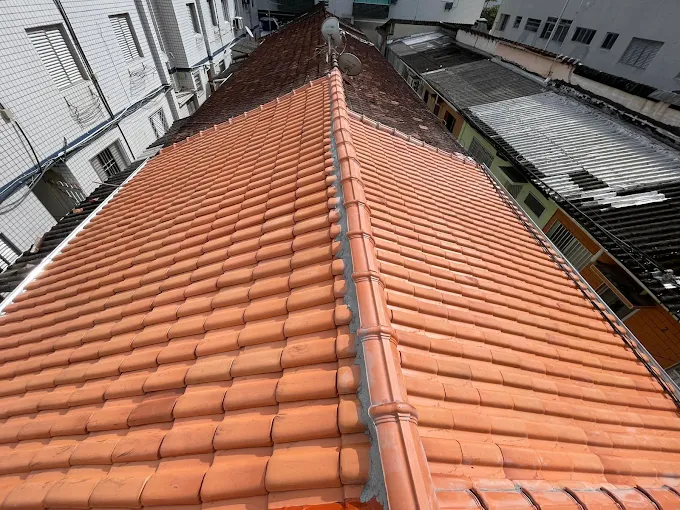 Telhado cerâmico reformado visto de cima
