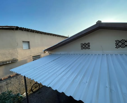 Cobertura metálica clara instalada em área externa